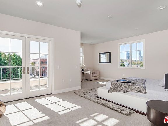 5th image of 313 S Reeves Dr