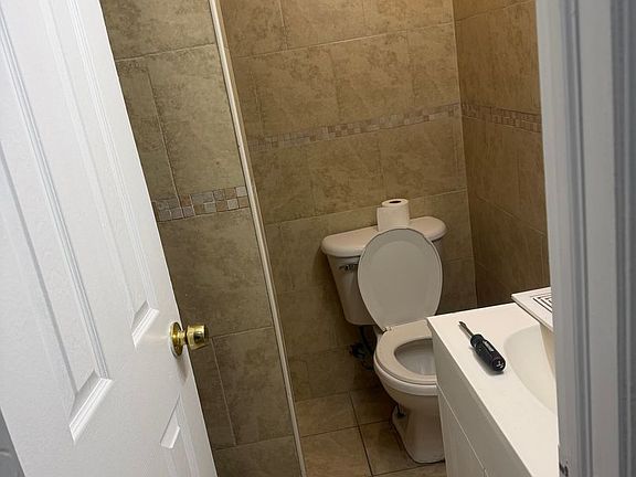 4th image of 326 1/2 Laurel Ave #3