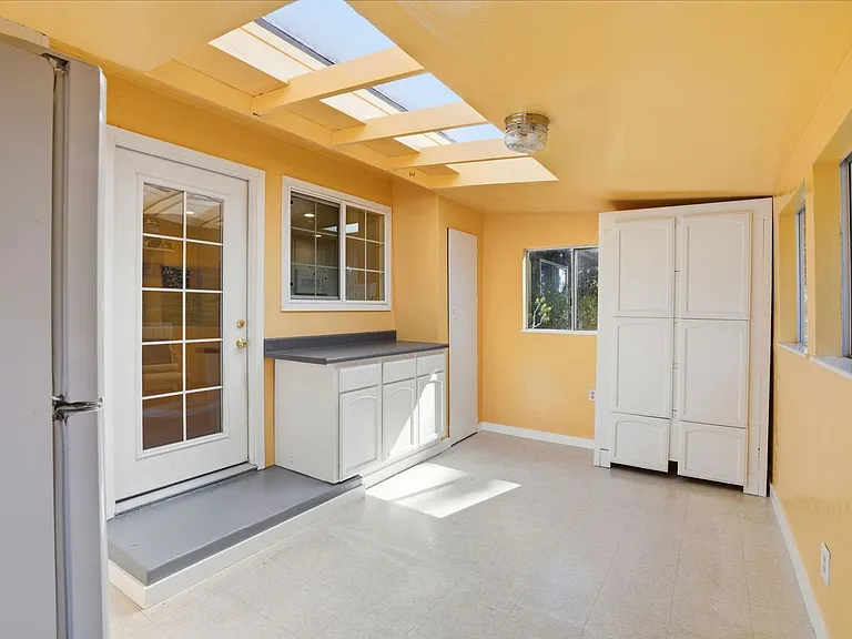 241 Soledad Dr — Photo 37