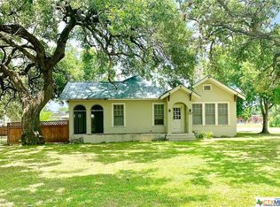 305 E Garden St, Goliad, TX 77963