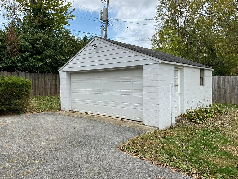 2321 Southgate Dr — Photo 11
