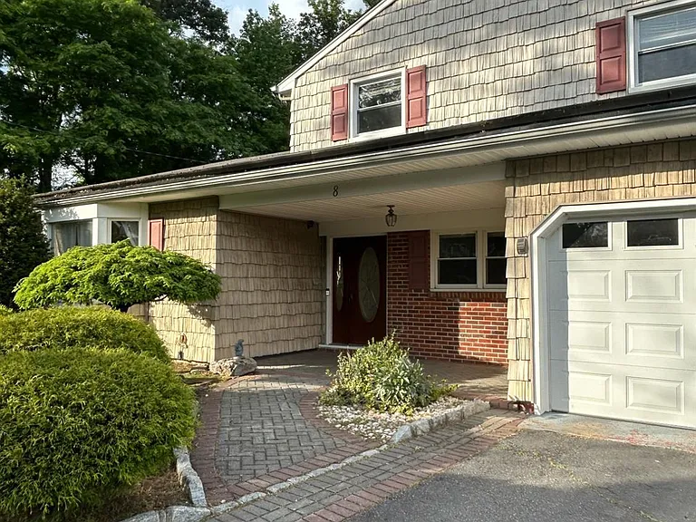 8 Julie Dr — Photo 2