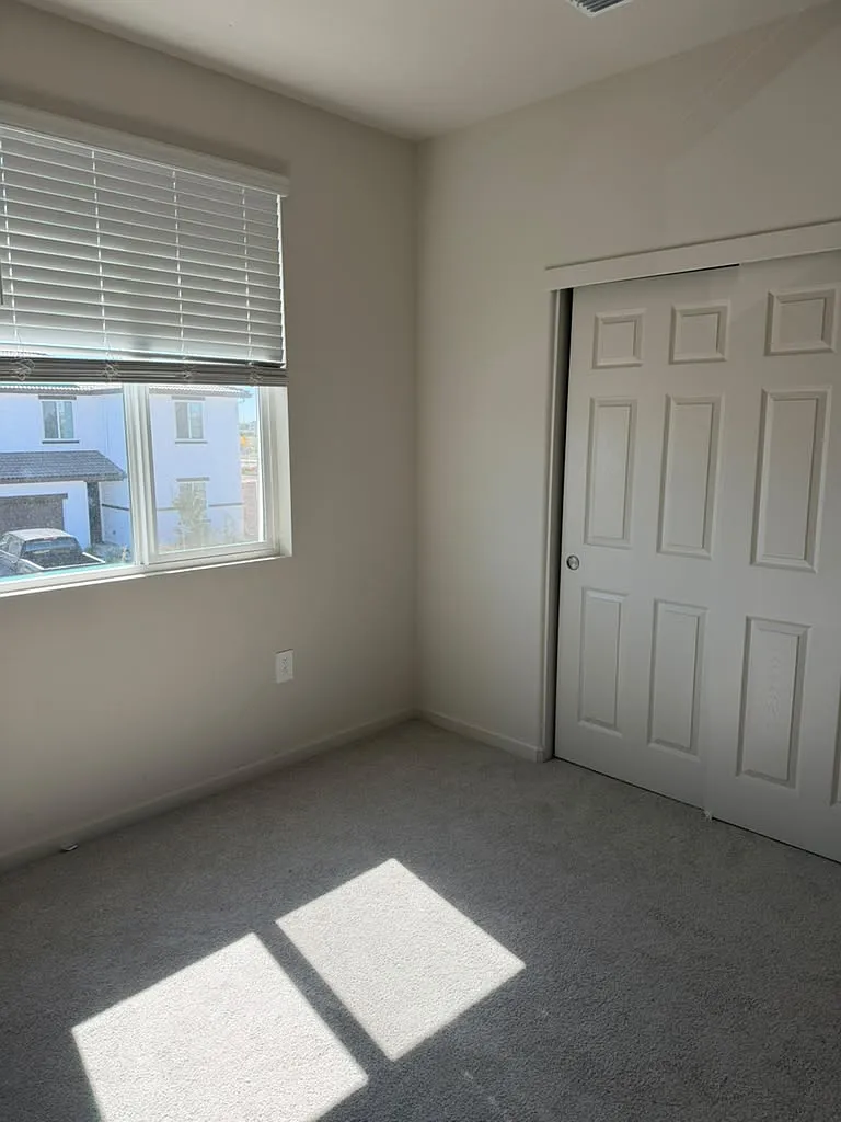 6 bed, 2940 sqft, $3,600 — Photo 4