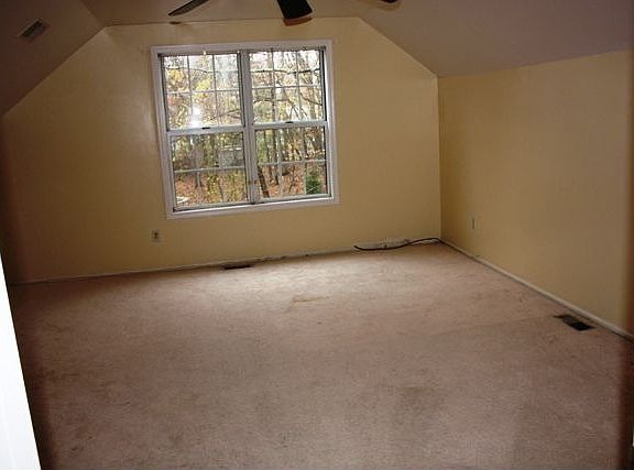 2 Extra Lrg Bedroom Upstairs