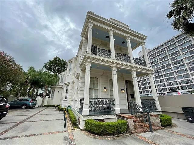 1 bed, 1.5 bath, 700 sqft, $2,225 — Photo 2
