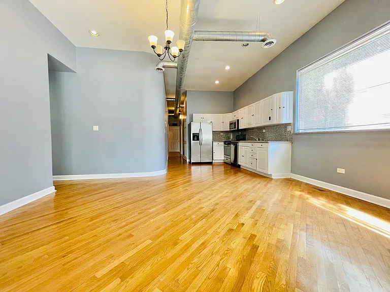 1957 W Henderson St #1 — Photo 2