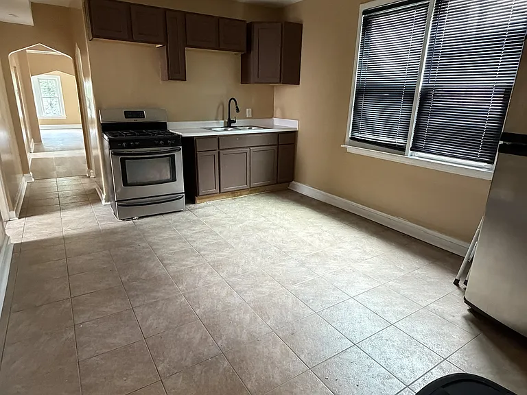 8126 S Escanaba Ave #2 — Photo 7