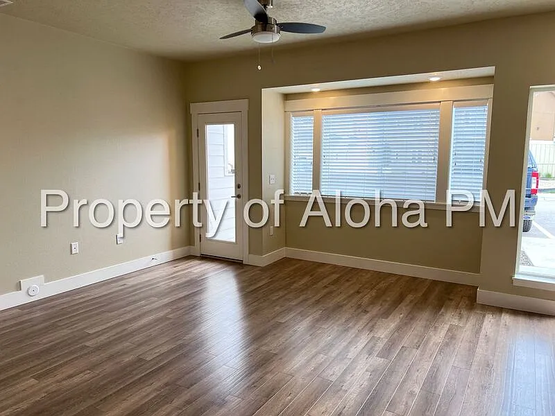 3 bed, 2.5 bath, 1310 sqft, $1,996 — Photo 3