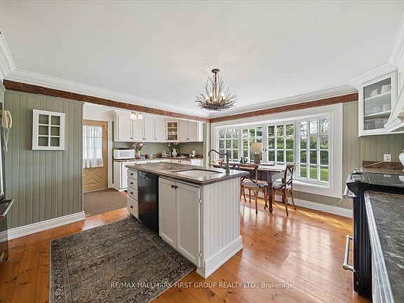5th image of 130 Myrtle Rd E