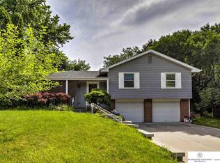 8017 Raven Oaks Dr, Omaha, NE 68152