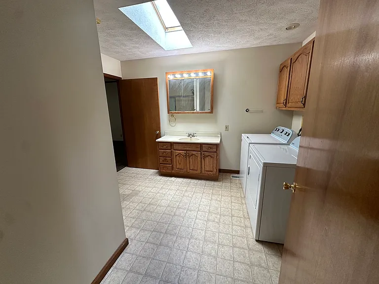 2537 Lafayette Dr — Photo 15