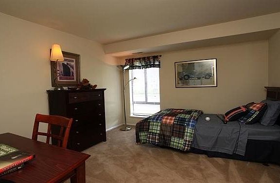 2nd bedroom~Great for room-mates