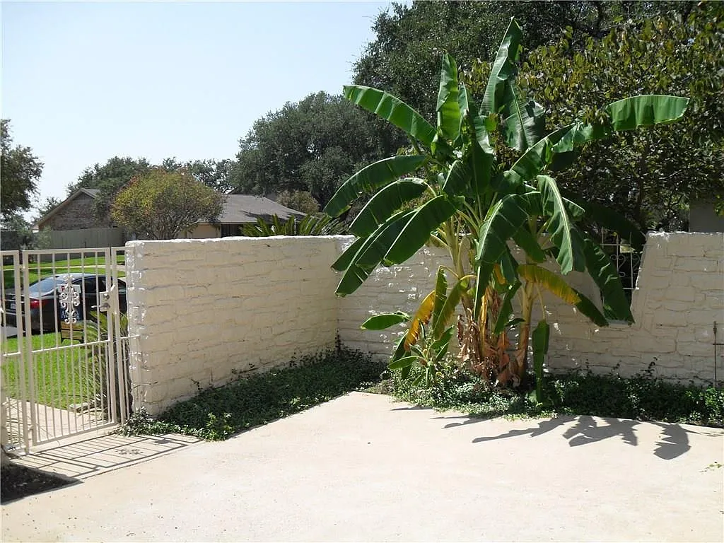 4 bed, 2.5 bath, 2354 sqft, $6,500 — Photo 3
