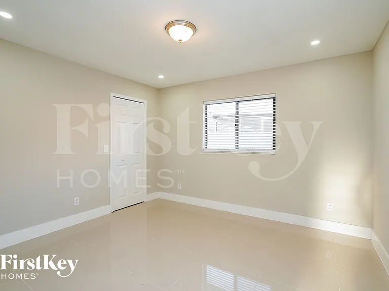 708 NE 7th Ter — Photo 14
