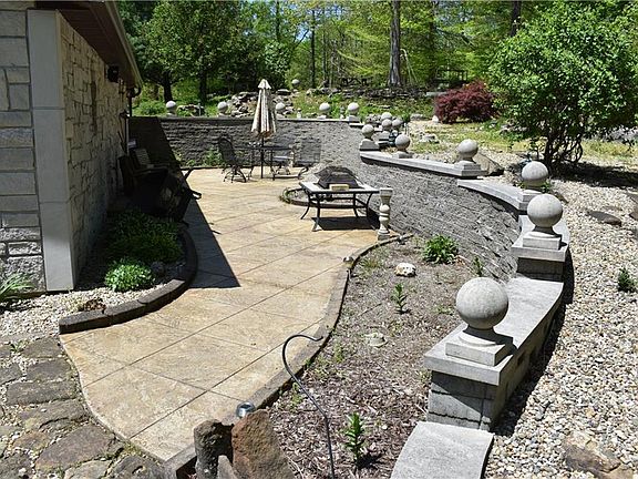 2nd image of 1093 Livingston Ln