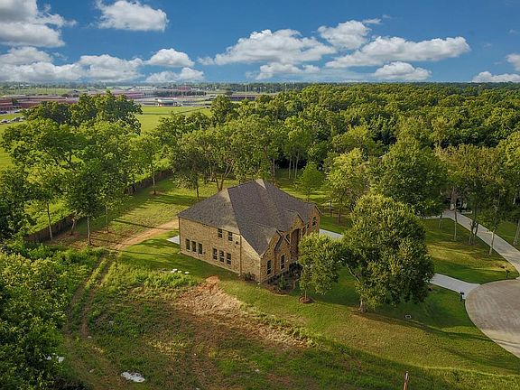 2nd image of 3943 Whispering Woods Ln