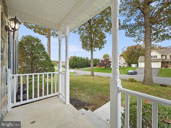 5th image of 423 Bradley Ln