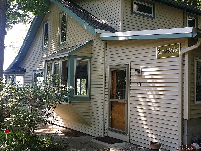 411 Crest Dr — Photo 2