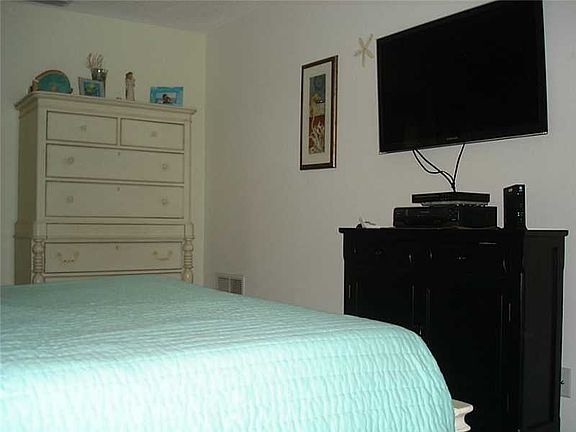 3rd image of 969 E 13th Sq