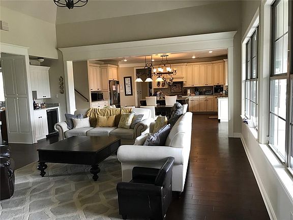 5th image of 2225 Longue Vue Dr