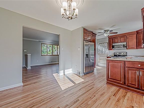 3rd image of 107 Northumberland Dr