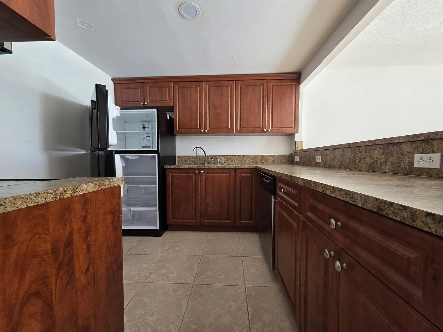 470 Executive Center Dr - 5M — Photo 2