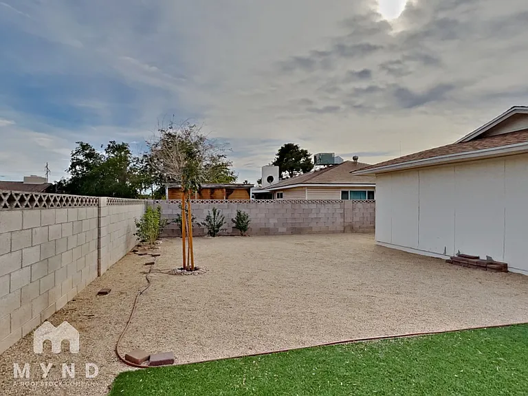 1013 James Lovell St — Photo 19