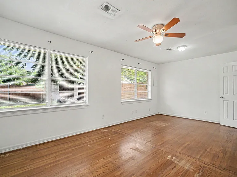 2121 Hickory Ln — Photo 11