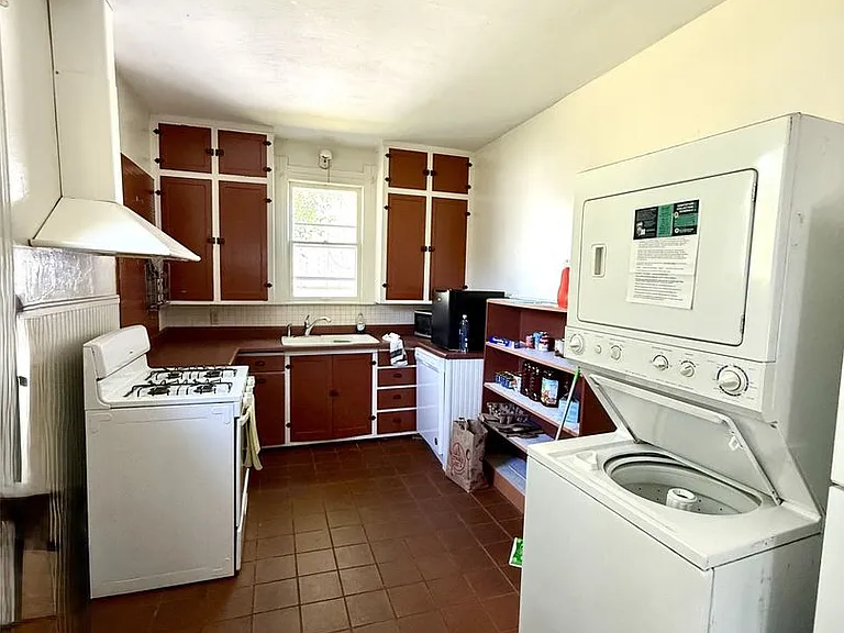 320 S Jackson St — Photo 4