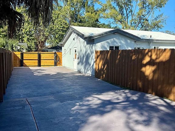 4th image of 1414 SW 27th Ct