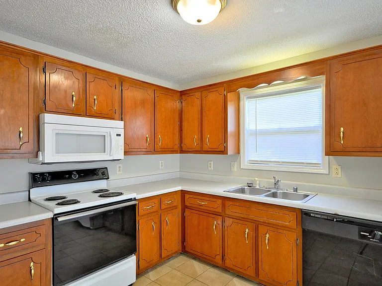 317 Pioneer Dr — Photo 10