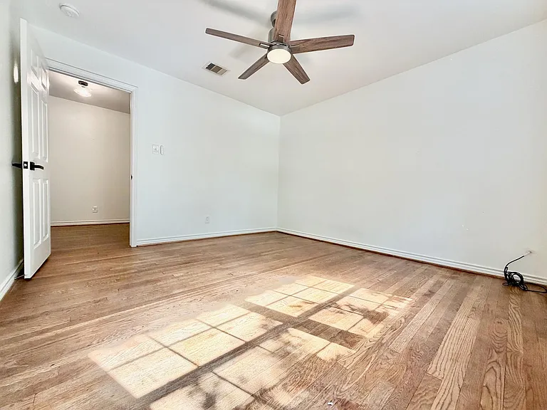 2126 Banks St #2 — Photo 20