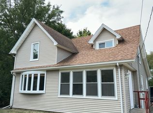 4902 Forest Hills Rd, Loves Park, IL 61111