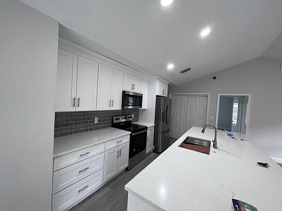 5th image of 1598 Hawthorne Pl