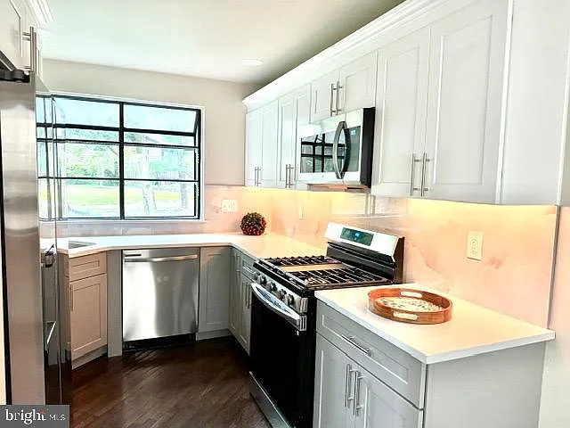 2 bed, 2.5 bath, 1379 sqft, $3,600 — Photo 4