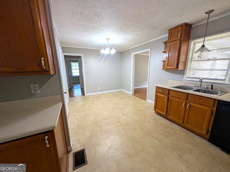 218 Wallis St — Photo 12