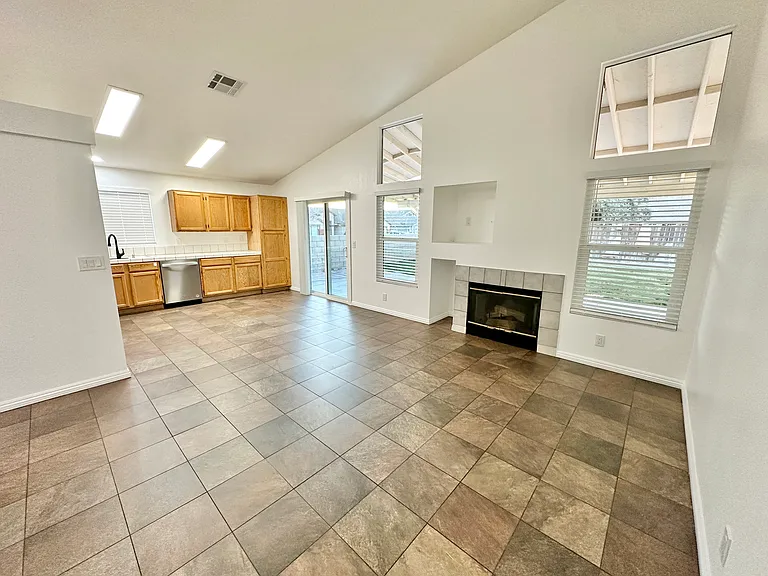 3060 Christina St — Photo 4