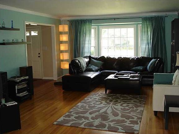 Living room (view 1)