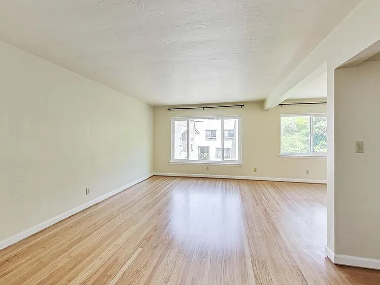 2208 Lakeshore Ave #311 — Photo 4