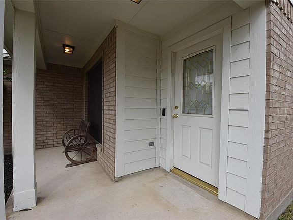 Spacious porch for nice front yard seating.