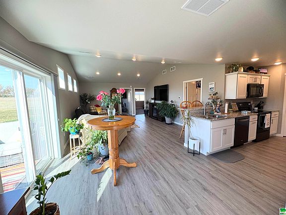 3rd image of 1821 W 6th St #4