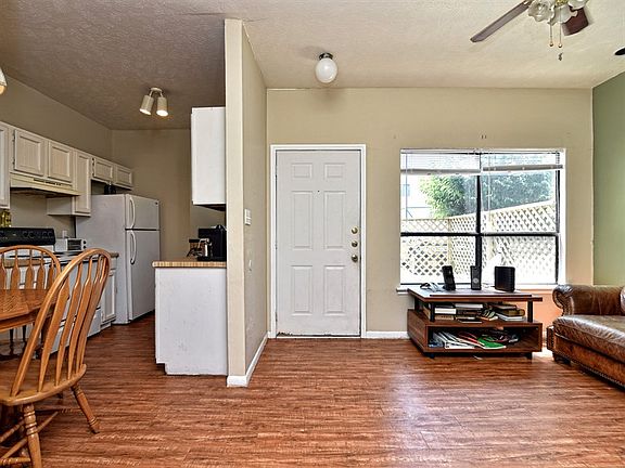 4th image of 421 W San Antonio St