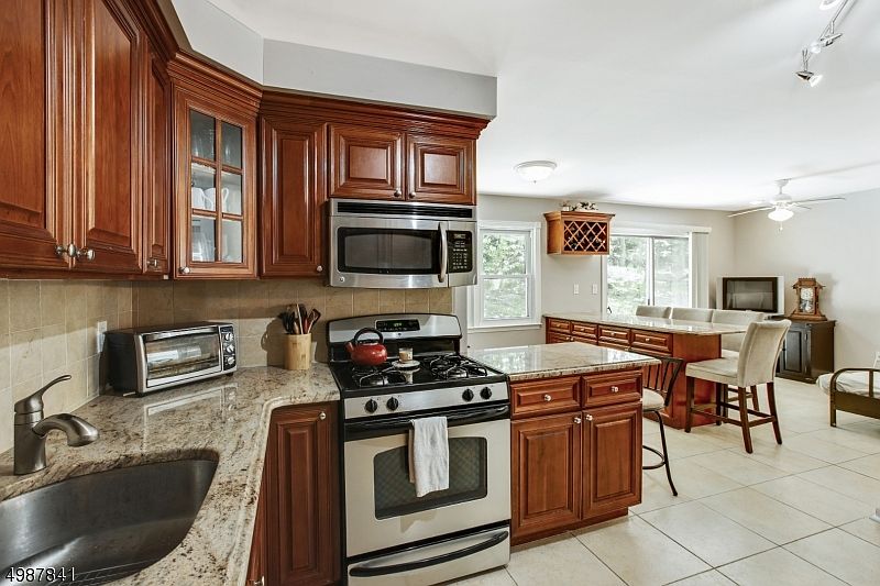 1st image of 28 Wedgewood Dr