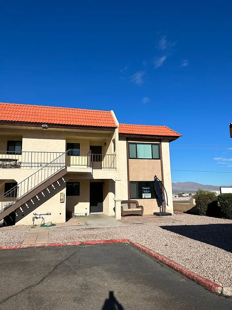 Upstairs Condo with Beautiful Lake View! — Photo 1