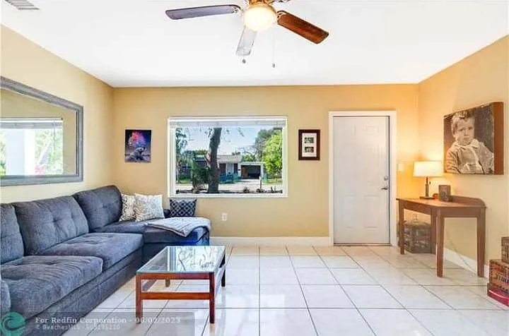 727 NW 18th St — Photo 3