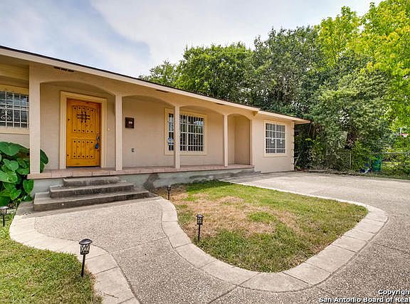 3rd image of 402 Senisa Dr