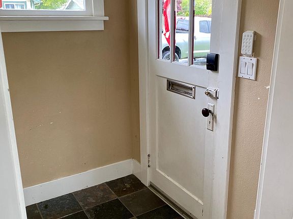 5th image of 125 Arvon Ave