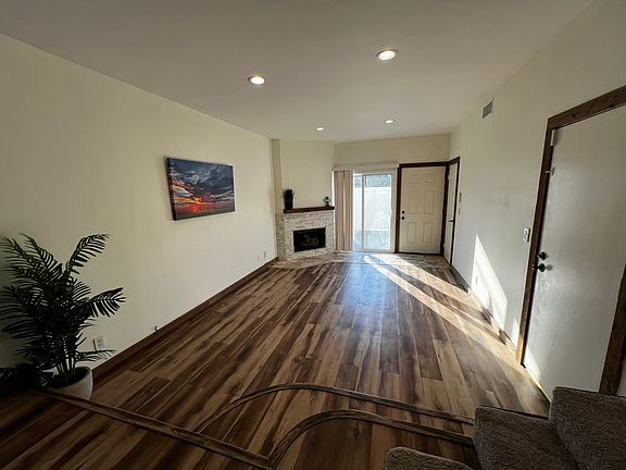 3rd image of 22865 Del Valle St Unit 1