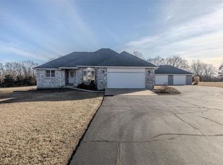 23120 Roselawn Dr, Lebanon, MO 65536