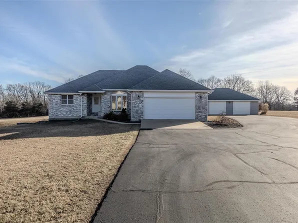 23120 Roselawn Dr, Lebanon, MO 65536